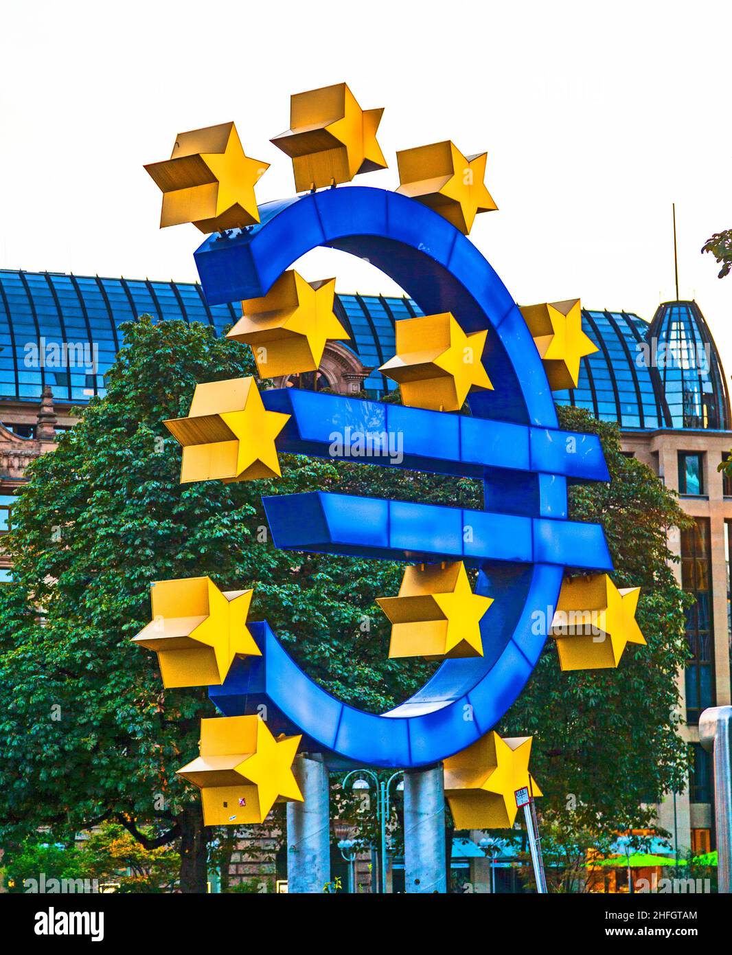 Symbole Euro illuminé à Francfort la nuit Banque D'Images