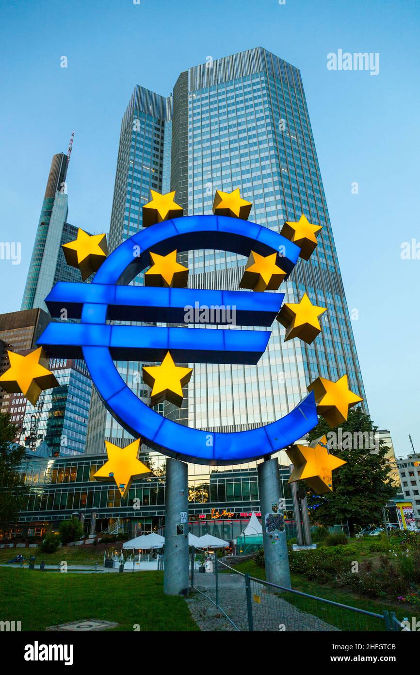 Euro Symbol à Francfort de nuit Banque D'Images