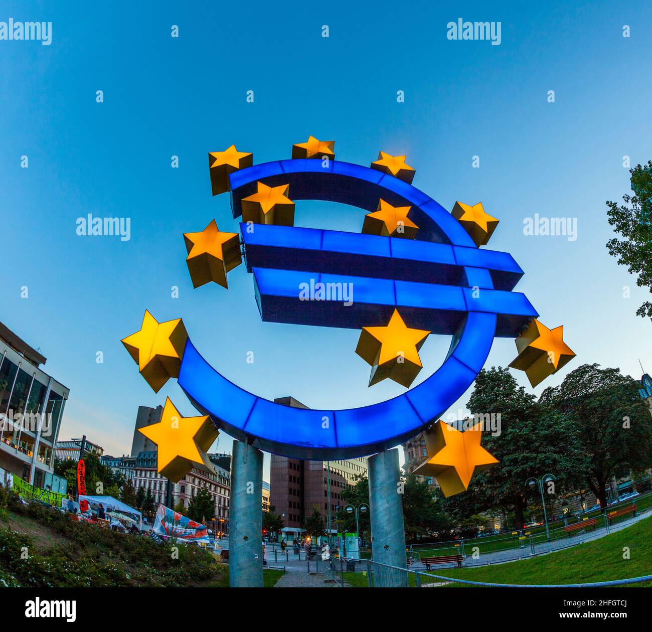 Euro Symbol à Francfort de nuit Banque D'Images