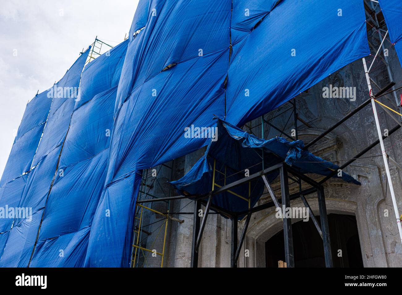 La construction de bâches couvre le travail en cours pour restaurer la cathédrale de l'Assomption de Marie à Leon, Nicareagua. Travail effectué en 2015. Banque D'Images