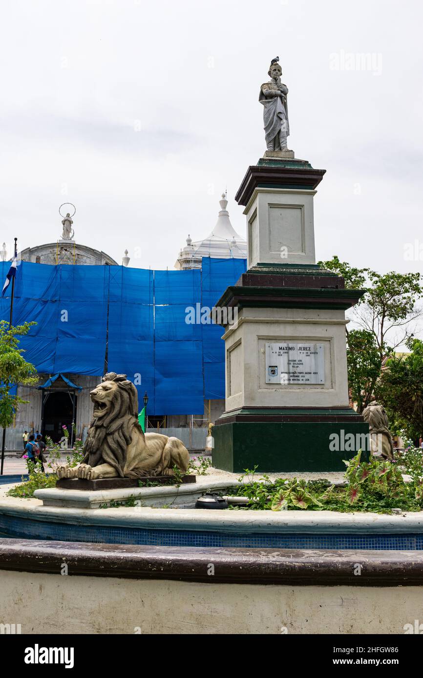 En 2015, la cathédrale principale de Leon, au Nicaragua, était en cours de réparation. Pendant ce temps, le devant de la cathédrale était couvert de bâches bleues. Banque D'Images