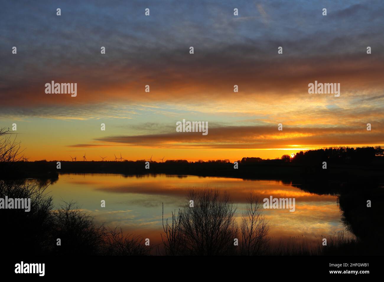 Coucher de soleil d'hiver sur le réservoir Hurworth Burn, comté de Durham, Angleterre, Royaume-Uni. Banque D'Images