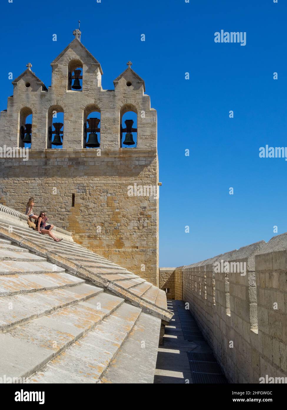 Assis sur le toit en pierre de l'église des Saintes Maries de la Mer Banque D'Images