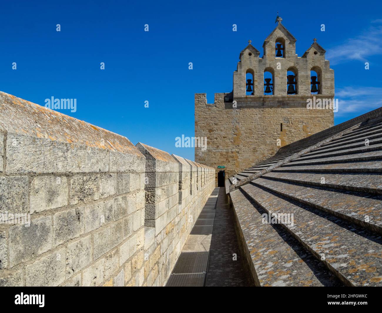 Le toit en pierre de l'église des Saintes Maries de la Mer Banque D'Images
