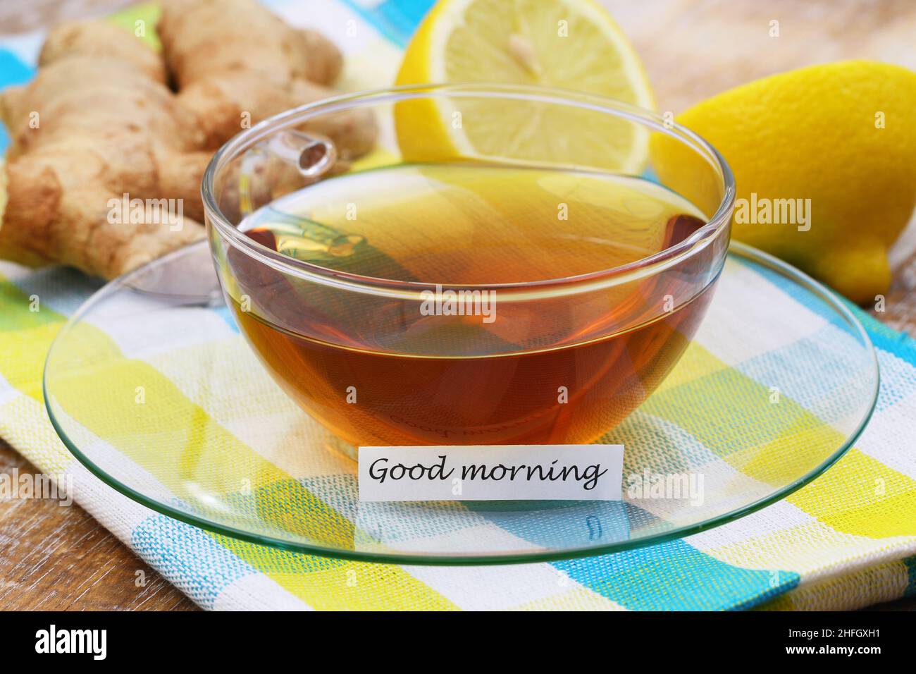 Carte du matin avec une tasse de thé noir, du gingembre frais et du citron Banque D'Images