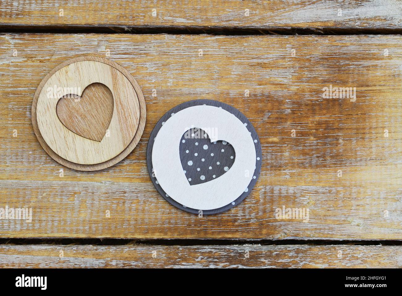 Deux coeurs en bois sur une surface rustique avec espace copie Banque D'Images