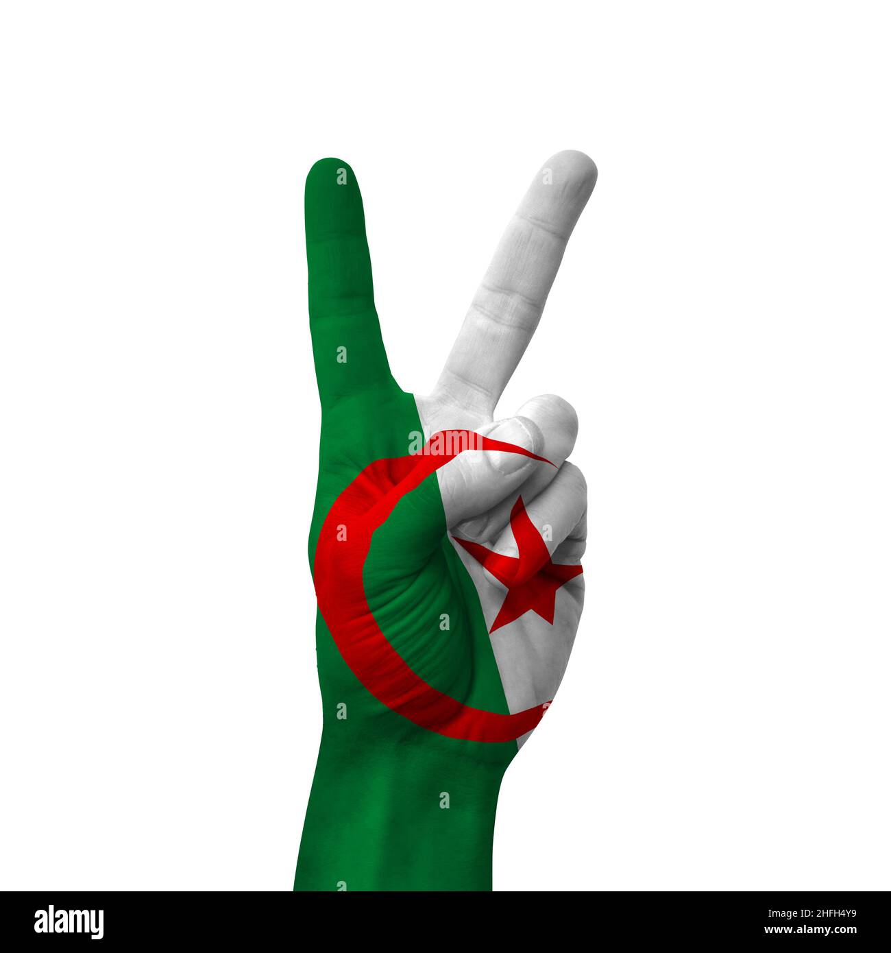 Main faisant signe de la victoire, l'Algérie peint avec le drapeau comme symbole de la victoire, de la victoire, du succès - isolé sur fond blanc Banque D'Images
