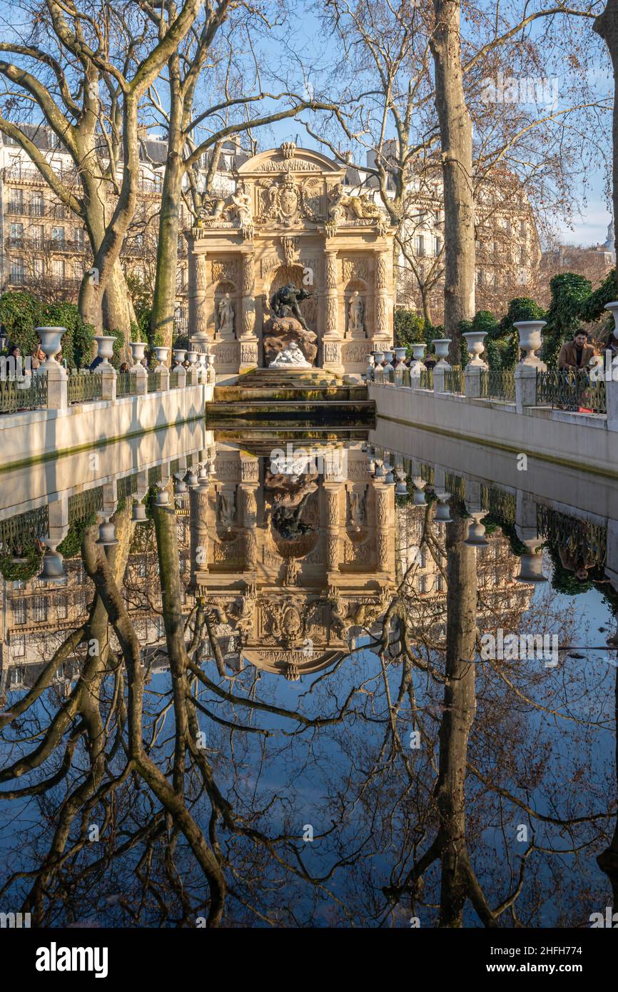 Paris, France - 01 15 2020 : le jardin du Luxembourg.Vue sur la fontaine Medicis avec réflexion sur l'eau Banque D'Images