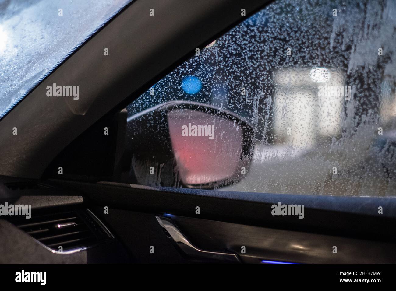 Fenêtre de voiture sous la glace par temps froid en hiver.Conditions de circulation dangereuses. Banque D'Images