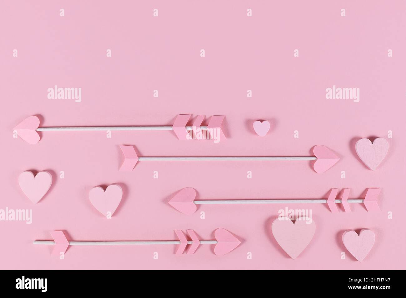 Flèches de cupidon roses avec pointes en forme de cœur et ornements en bois hart Banque D'Images