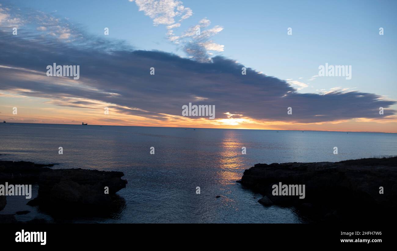 coucher de soleil avec des nuages colorés à costa blanca, espagne Banque D'Images