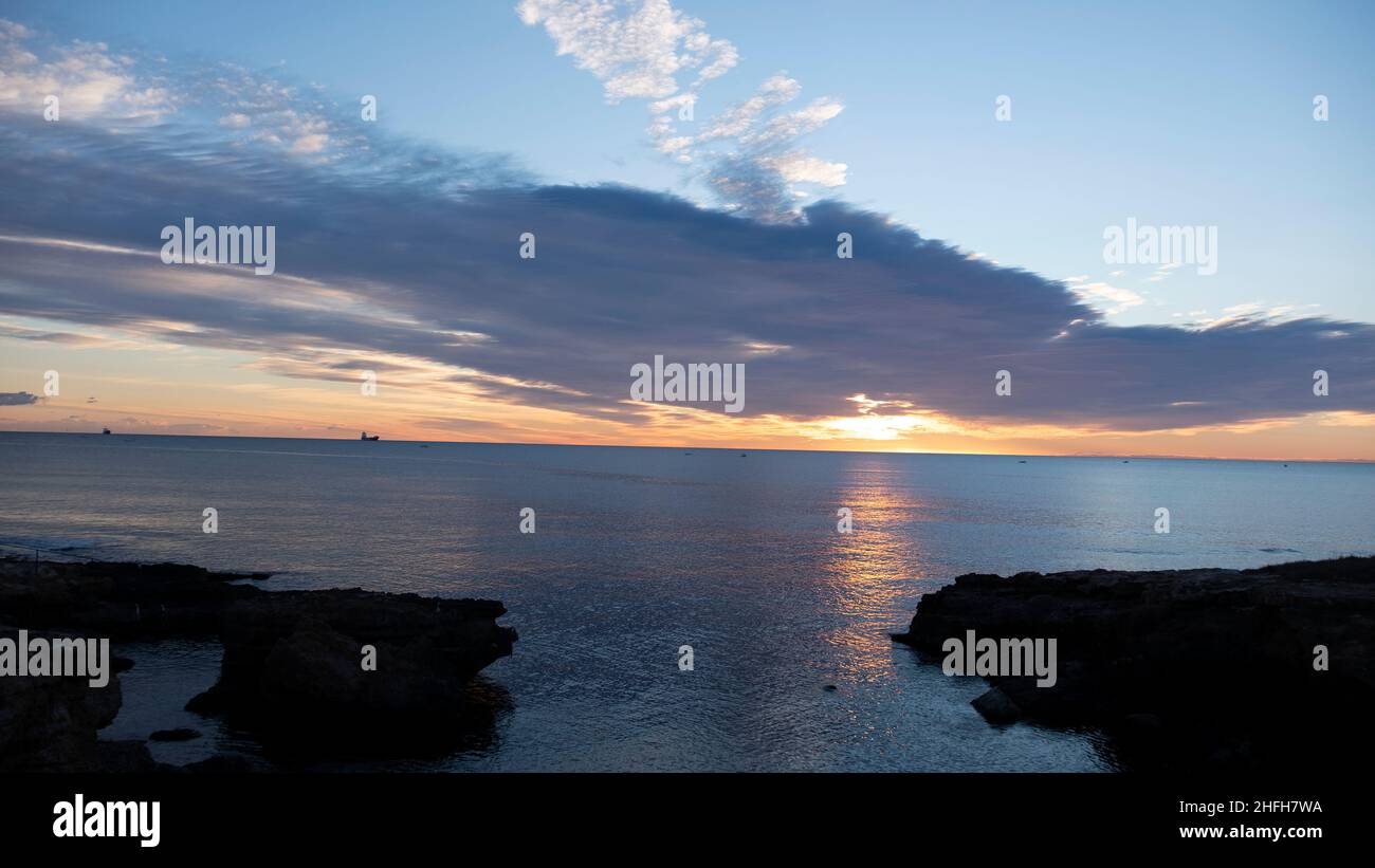 coucher de soleil avec des nuages colorés à costa blanca, espagne Banque D'Images