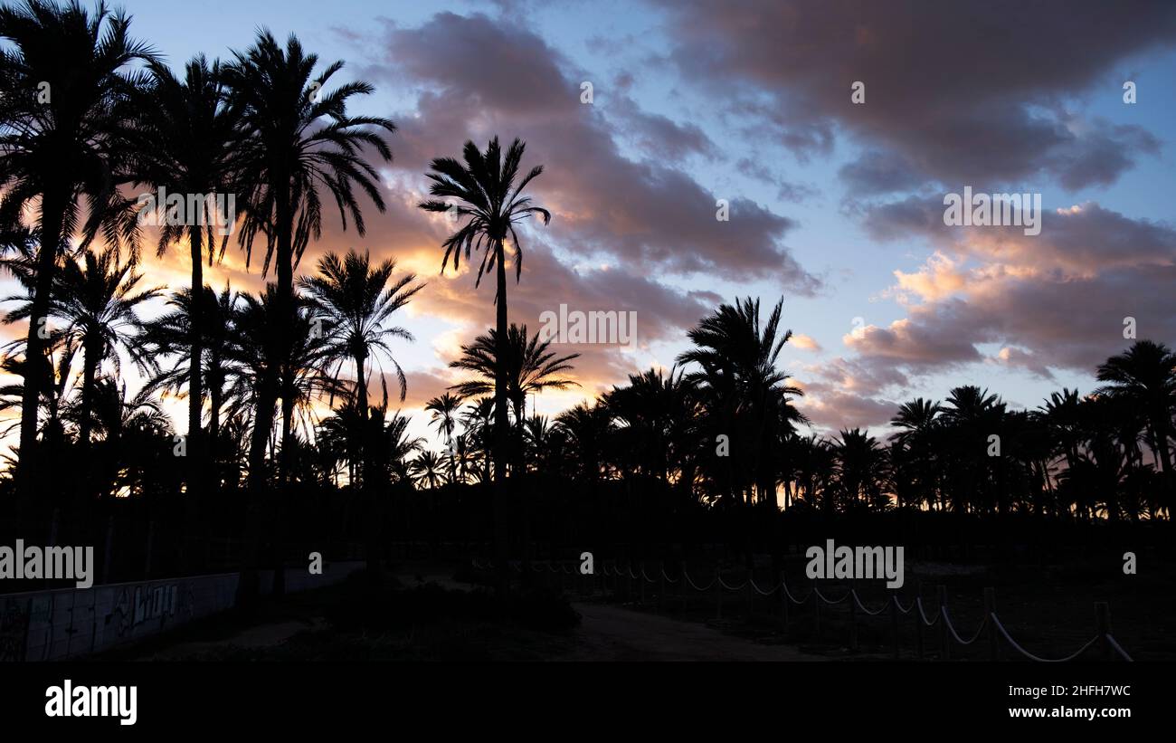 coucher de soleil avec des nuages colorés à costa blanca, espagne Banque D'Images