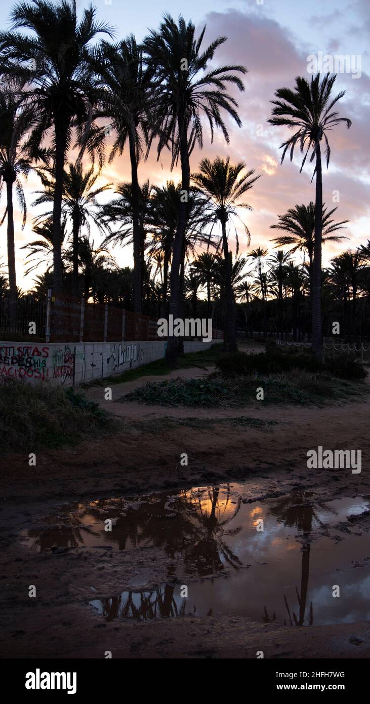 coucher de soleil avec des nuages colorés à costa blanca, espagne Banque D'Images