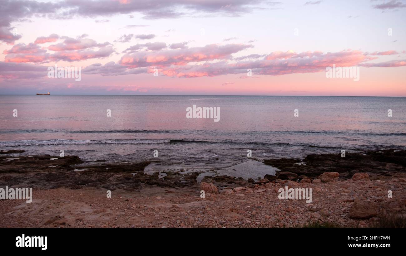 coucher de soleil avec des nuages colorés à costa blanca, espagne Banque D'Images