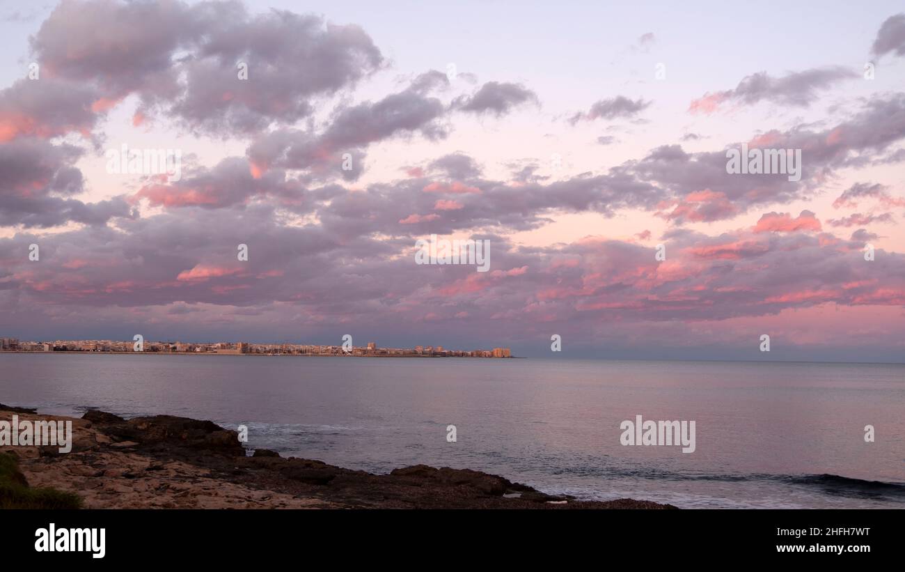 coucher de soleil avec des nuages colorés à costa blanca, espagne Banque D'Images