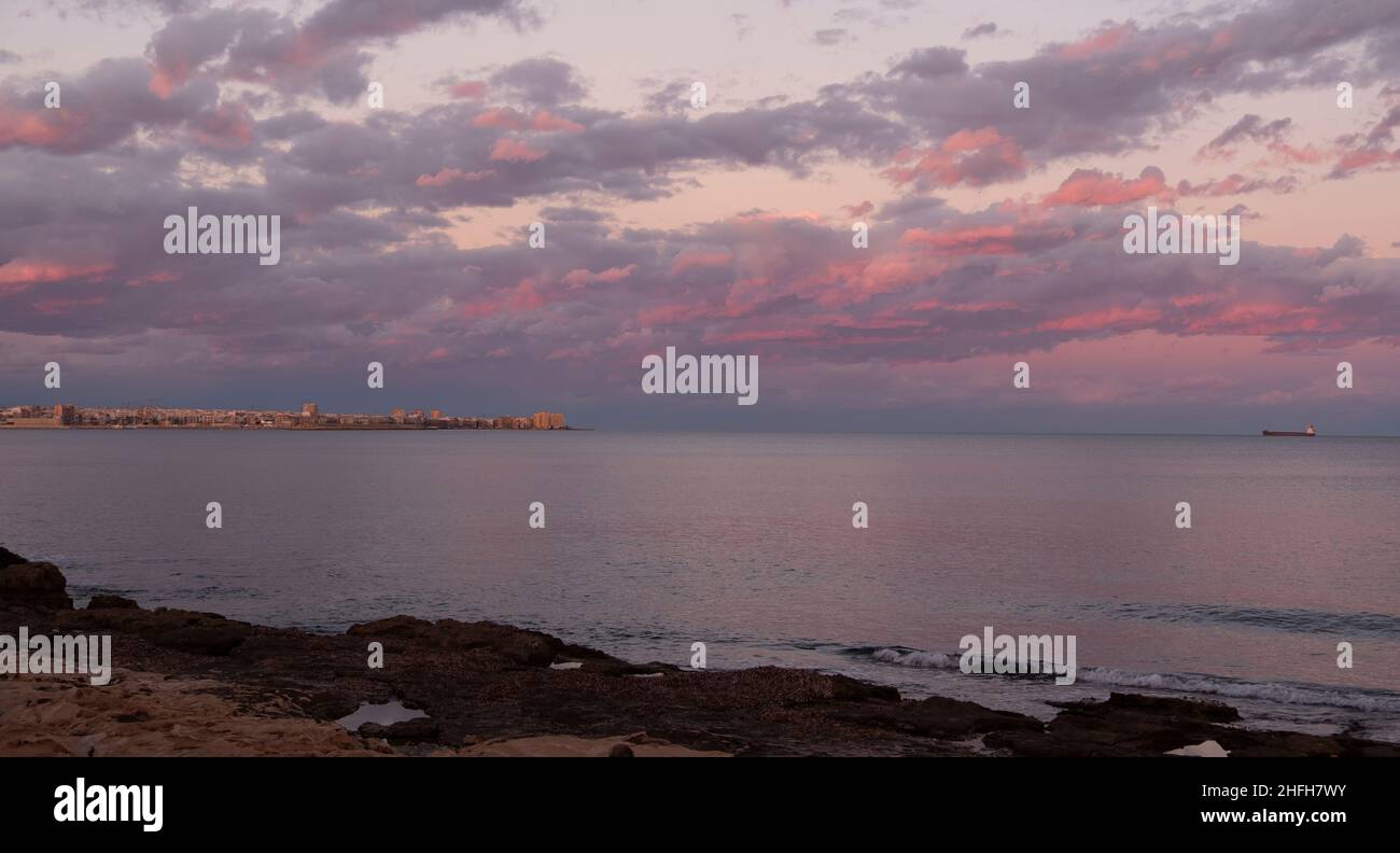 coucher de soleil avec des nuages colorés à costa blanca, espagne Banque D'Images