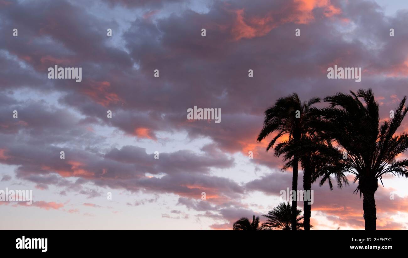 coucher de soleil avec des nuages colorés à costa blanca, espagne Banque D'Images