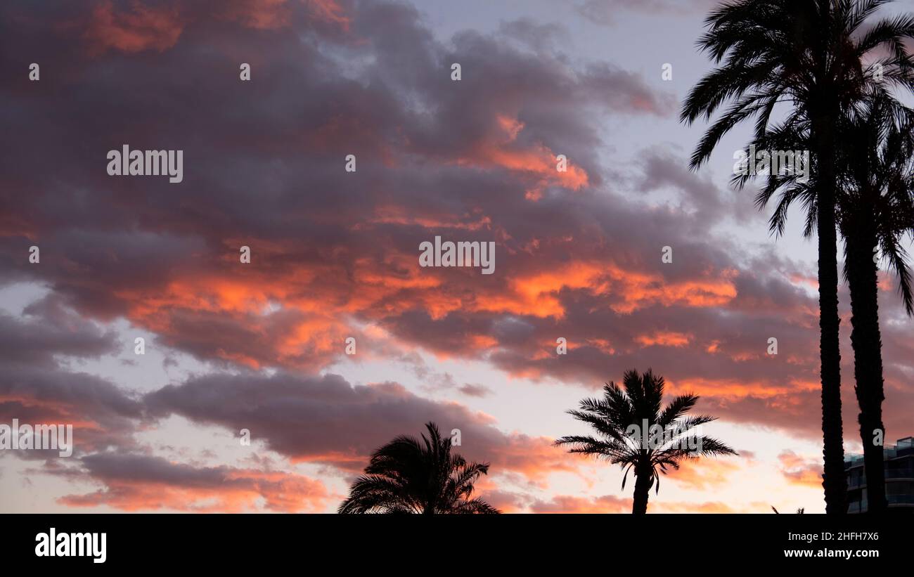 coucher de soleil avec des nuages colorés à costa blanca, espagne Banque D'Images