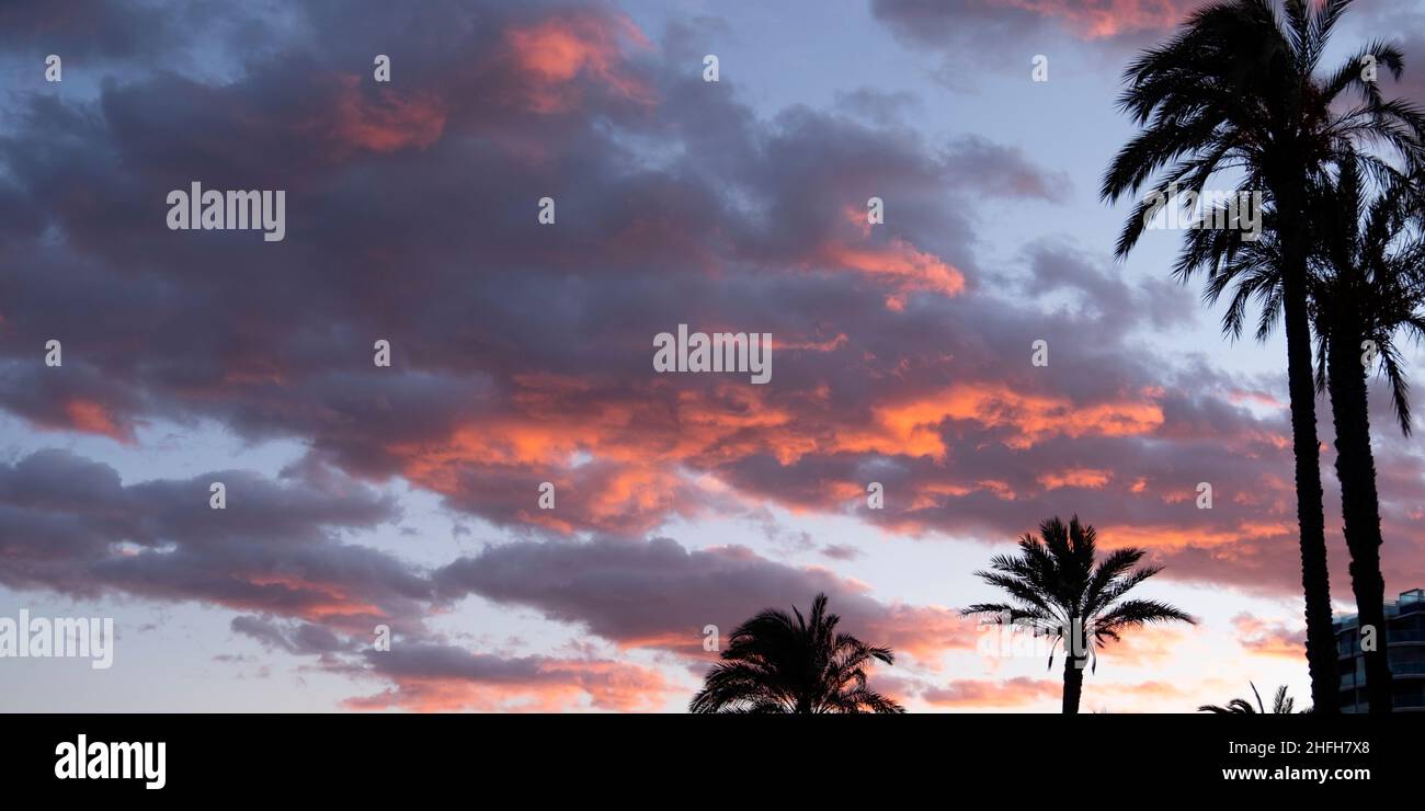 coucher de soleil avec des nuages colorés à costa blanca, espagne Banque D'Images