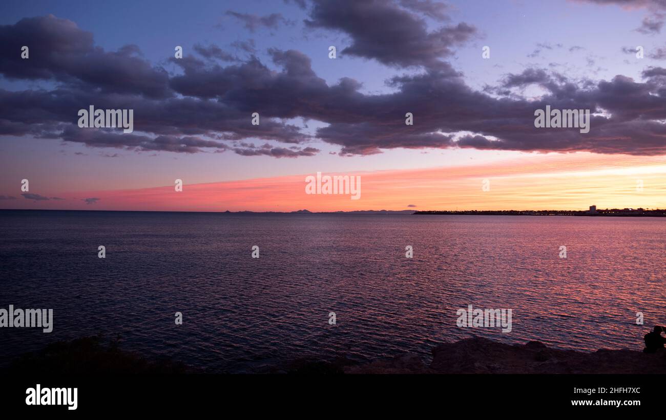coucher de soleil avec des nuages colorés à costa blanca, espagne Banque D'Images