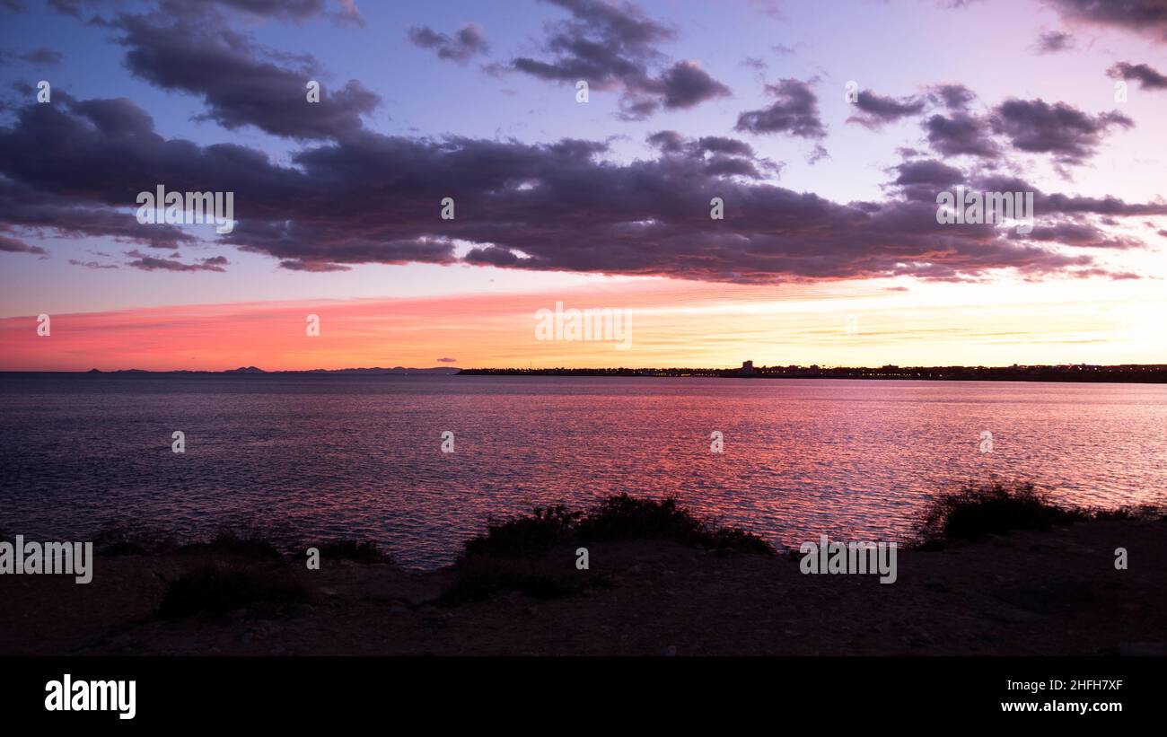 coucher de soleil avec des nuages colorés à costa blanca, espagne Banque D'Images