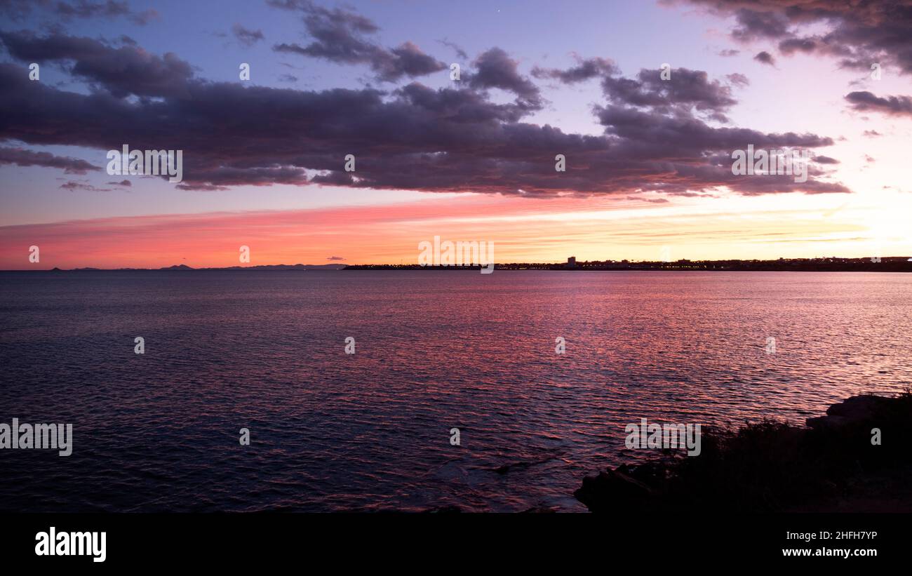 coucher de soleil avec des nuages colorés à costa blanca, espagne Banque D'Images