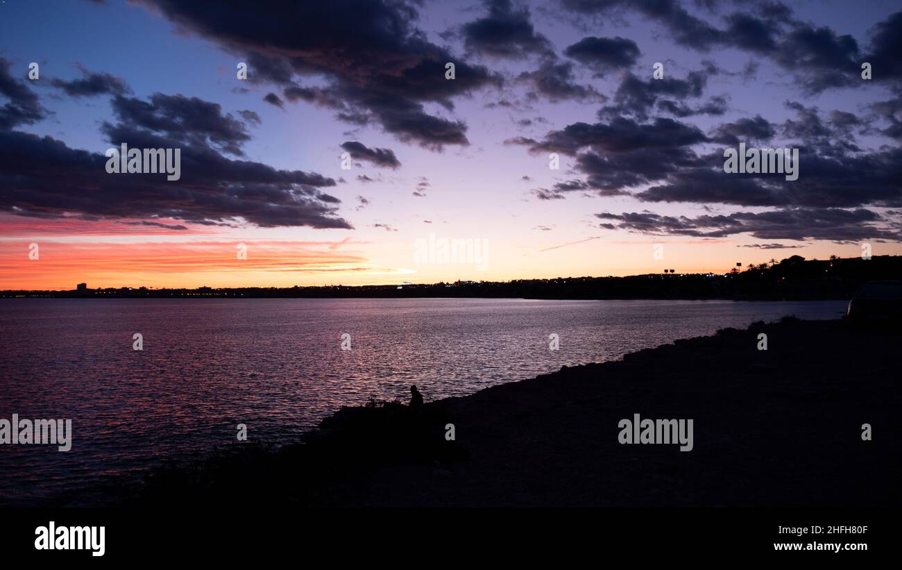 coucher de soleil avec des nuages colorés à costa blanca, espagne Banque D'Images