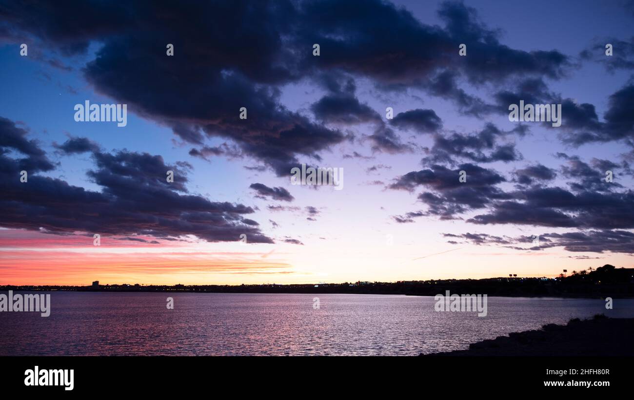 coucher de soleil avec des nuages colorés à costa blanca, espagne Banque D'Images