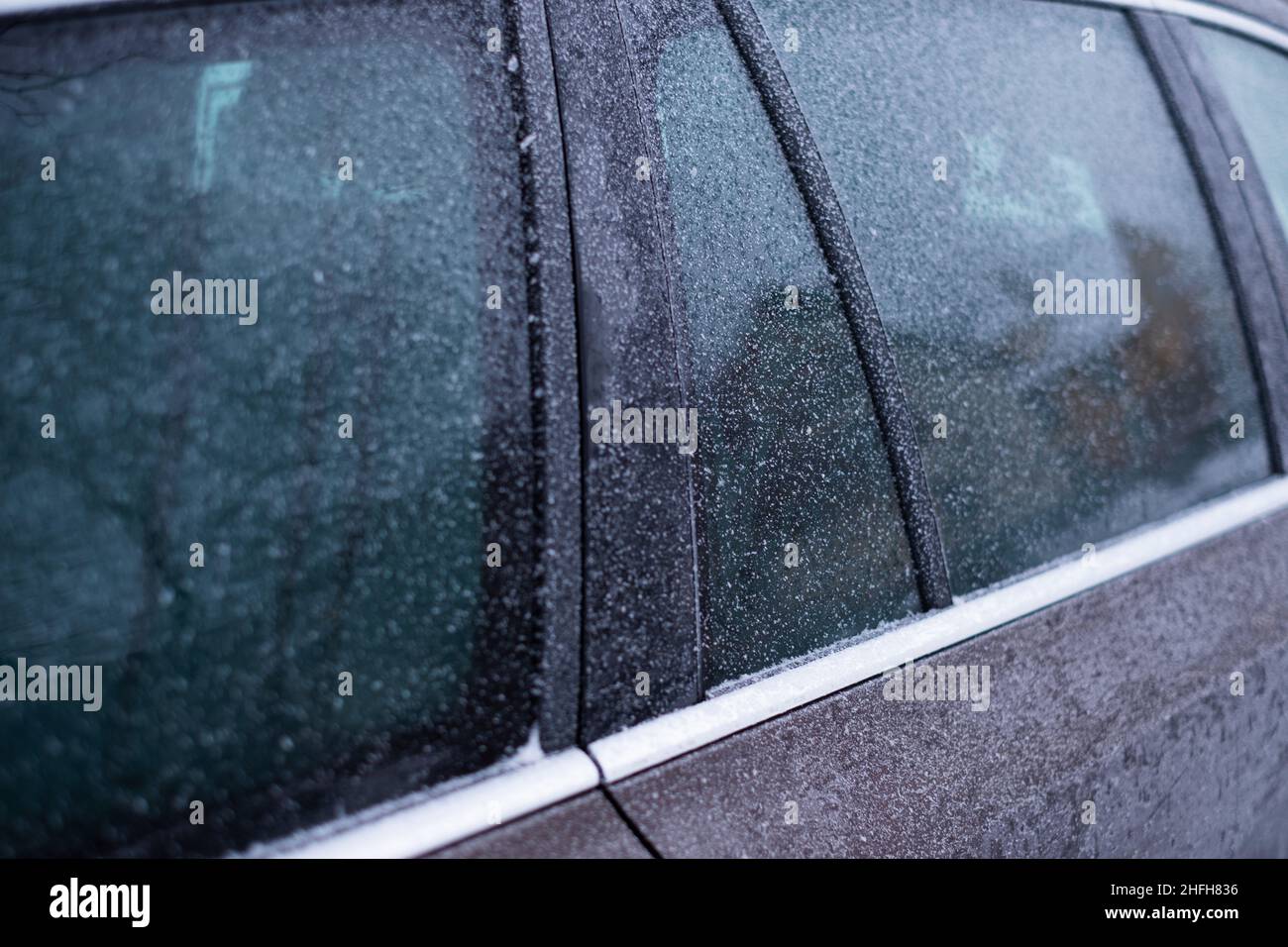 Fenêtre de voiture sous la glace par temps froid en hiver.Conditions de circulation dangereuses. Banque D'Images