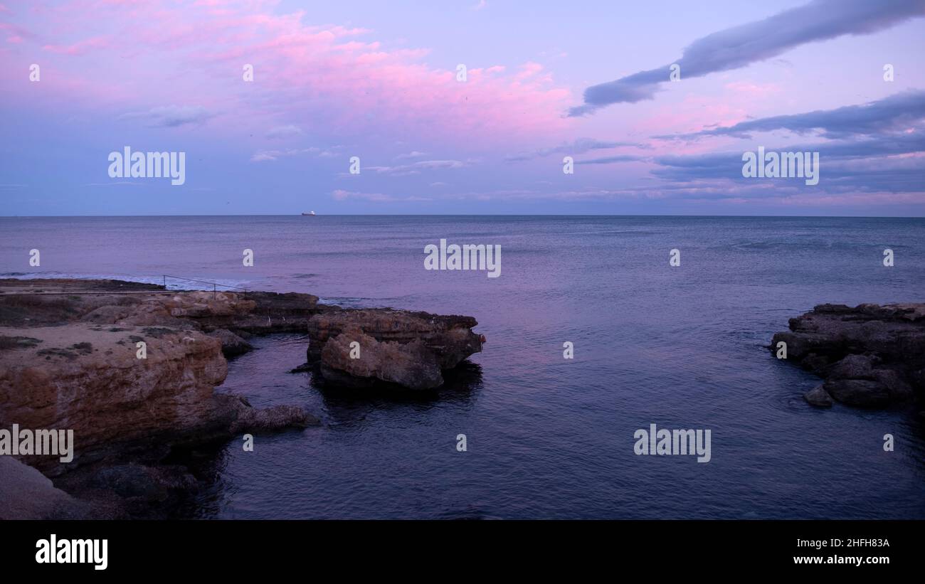 coucher de soleil avec des nuages colorés à costa blanca, espagne Banque D'Images