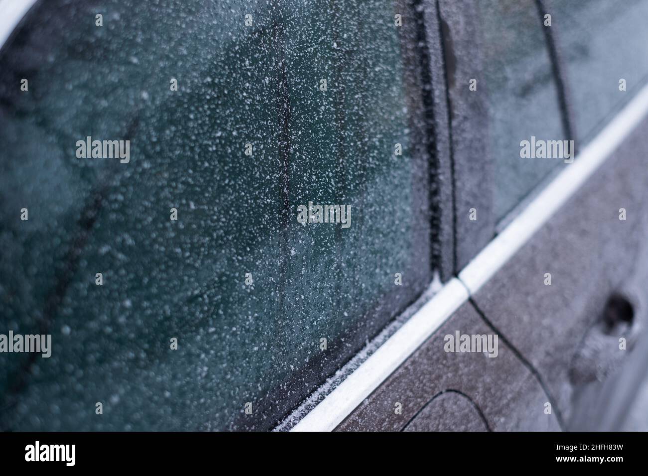 Fenêtre de voiture sous la glace par temps froid en hiver.Conditions de circulation dangereuses. Banque D'Images