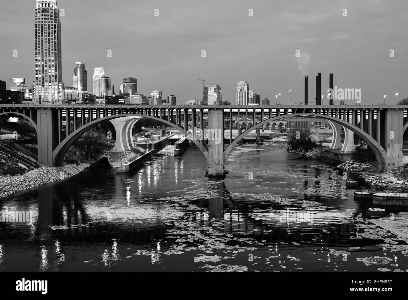 Horizon de la ville sur la rivière au crépuscule Banque D'Images