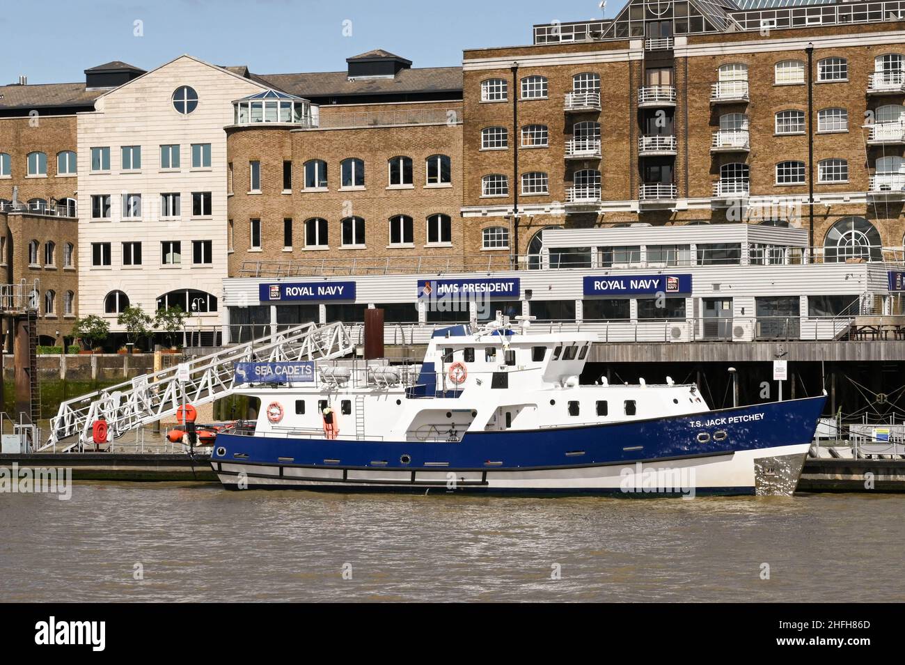 Londres, Angleterre - juin 2020 : bateau à moteur amarré à côté d'une jetée à la base d'entraînement des cadets de la Marine royale dans le centre de Londres Banque D'Images