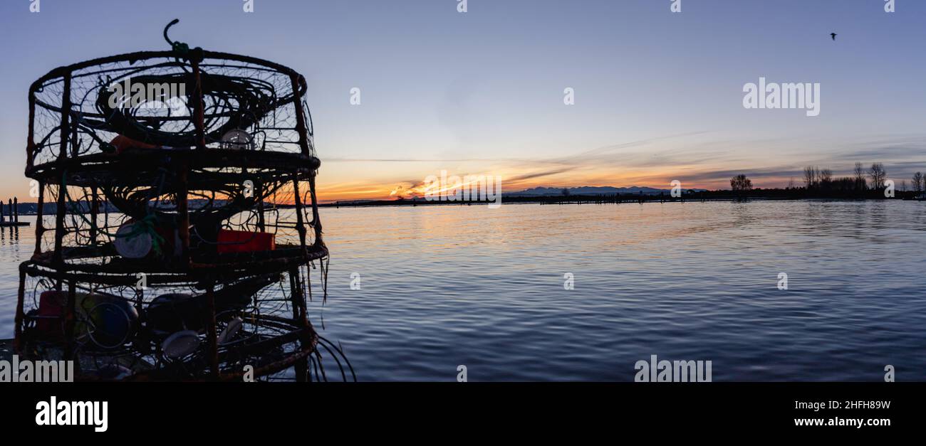 Coucher de soleil d'hiver au-dessus de Jetty Island à Port Gardner Bay Everett Washington - pots de crabe en premier plan Banque D'Images