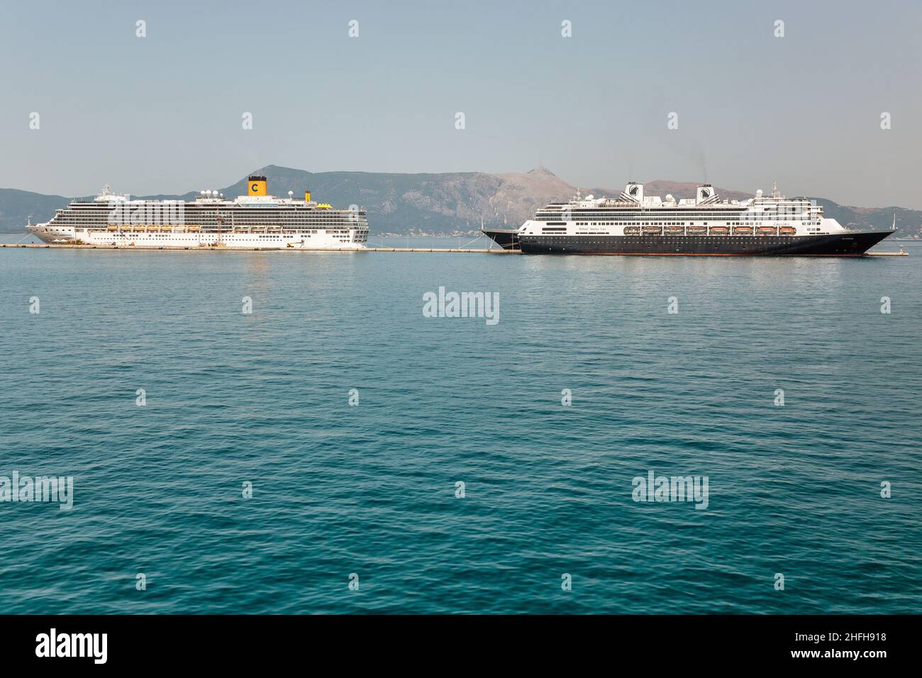 Kerkyra, Corfou, Grèce - 10 août 2021 : Holland America Line Zaandam, Volendam et MS Costa Luminosa, bateaux de croisière de luxe amarrés dans le port passager. Banque D'Images