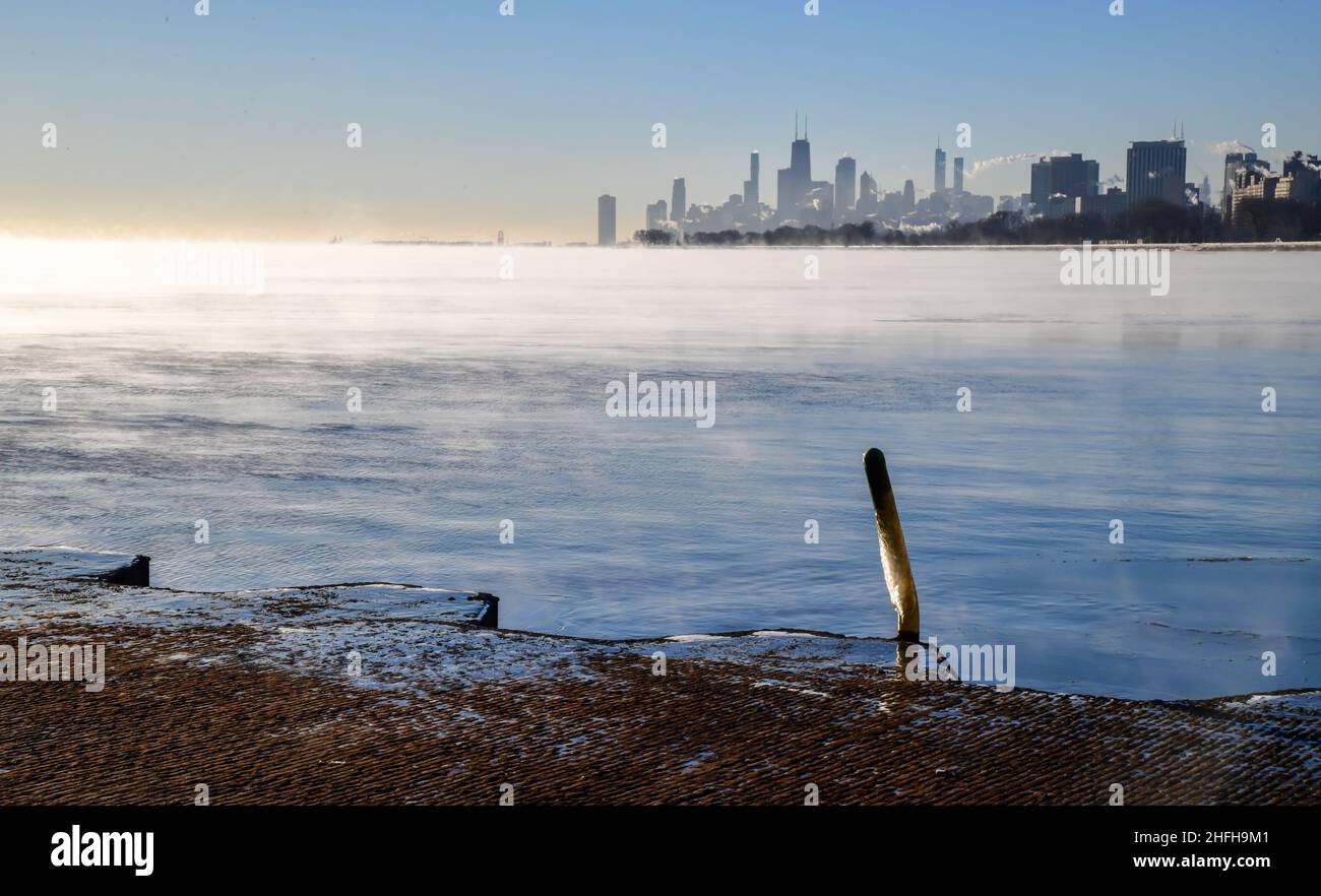Horizon urbain de Chicago le long de l'eau au lever du soleil en hiver Banque D'Images