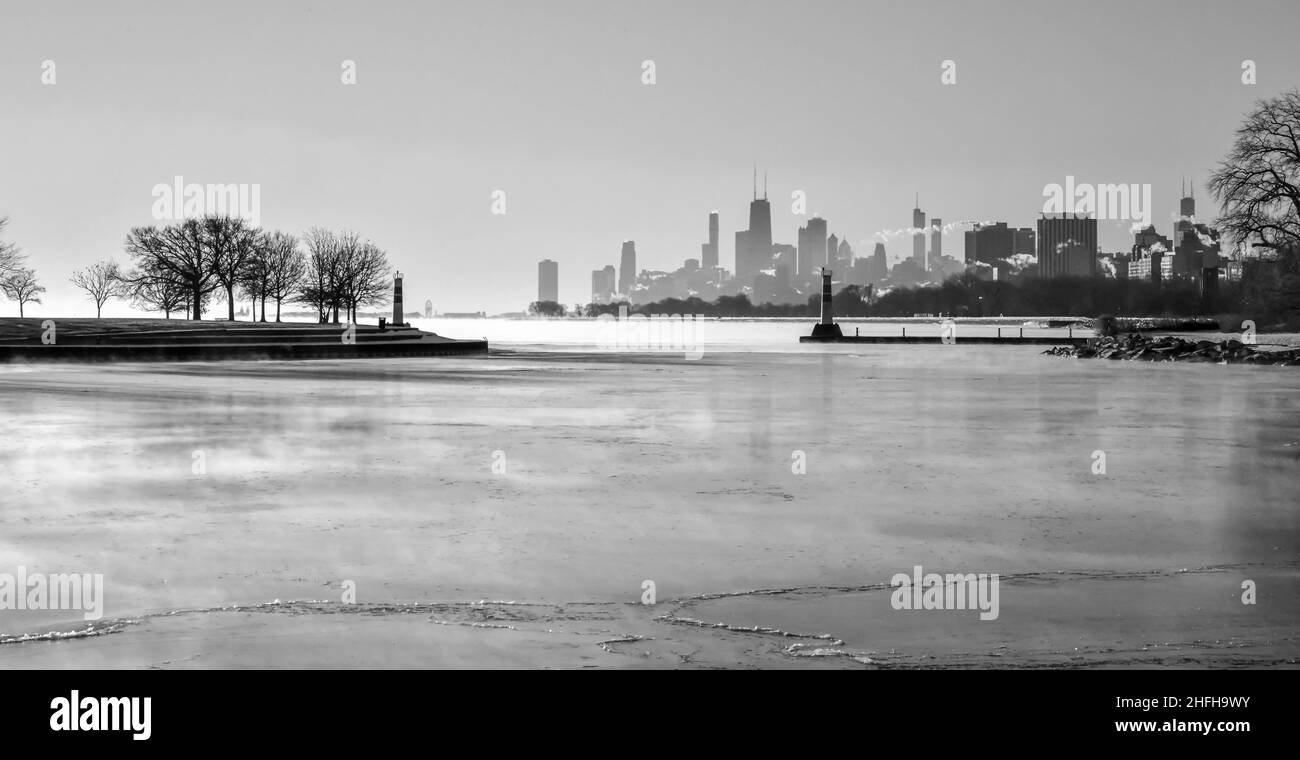 Horizon urbain de Chicago le long de l'eau au lever du soleil en hiver Banque D'Images