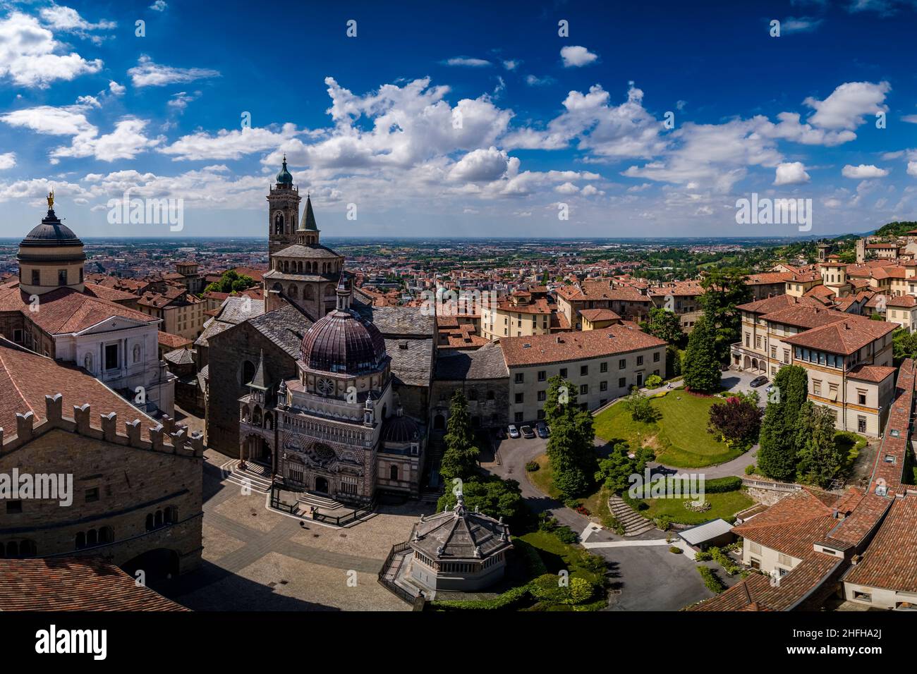 Vue panoramique depuis la tour Campanone avec les églises Basilique de Santa Maria Maggiore, la cathédrale de Bergame et la chapelle Colleoni. Banque D'Images