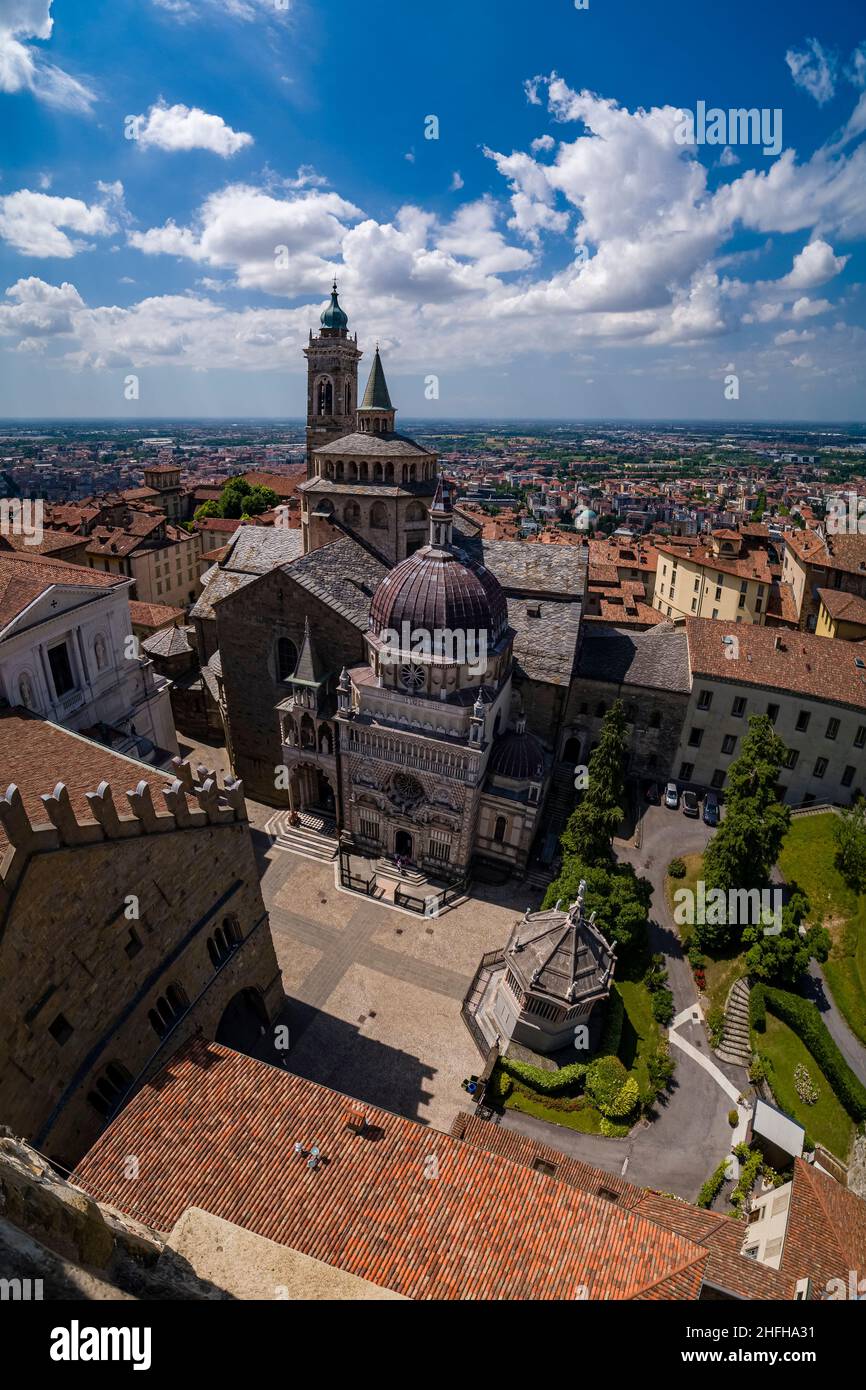 Vue aérienne depuis la tour Campanone avec les églises Basilique de Santa Maria Maggiore et Chapelle Colleoni. Banque D'Images