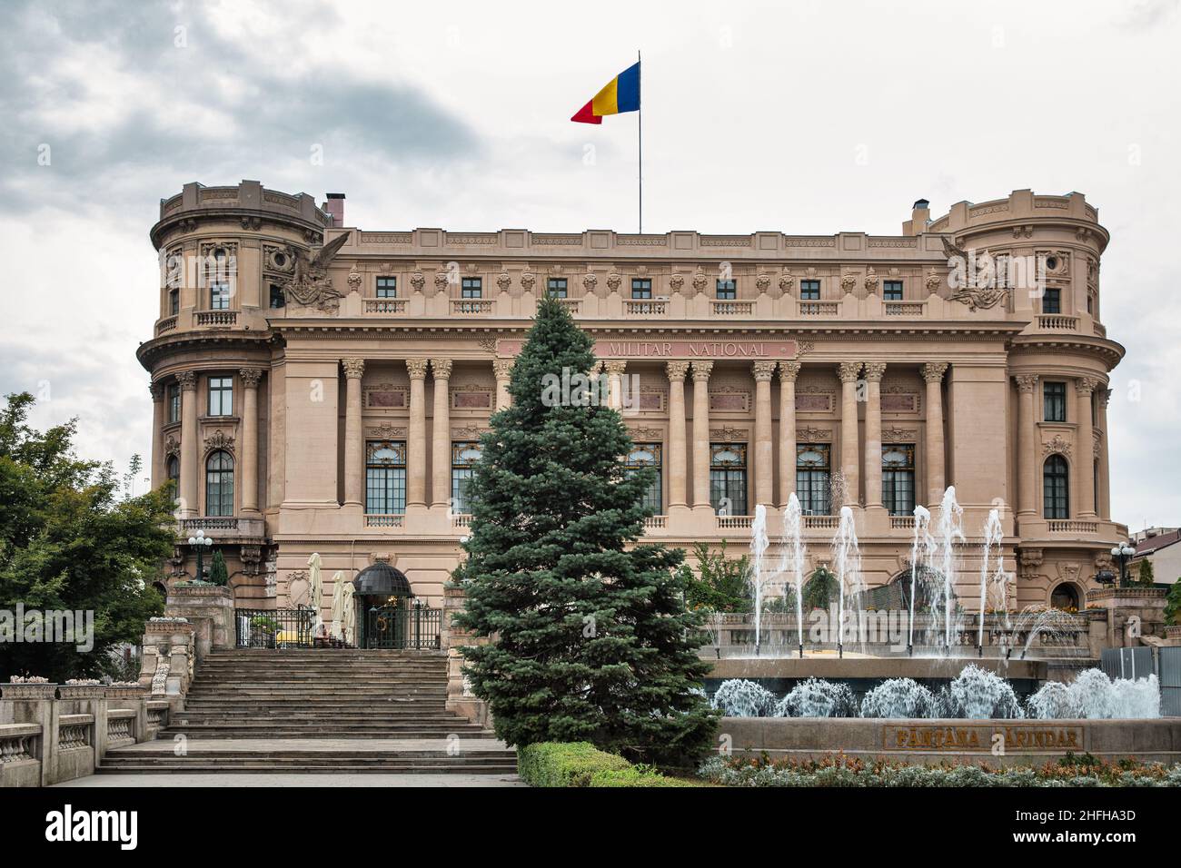 Bucarest, Roumanie - 12 août 2021 : Club militaire national, connu sous le nom de Cercul Militar National en roumain, dans le centre-ville. Banque D'Images