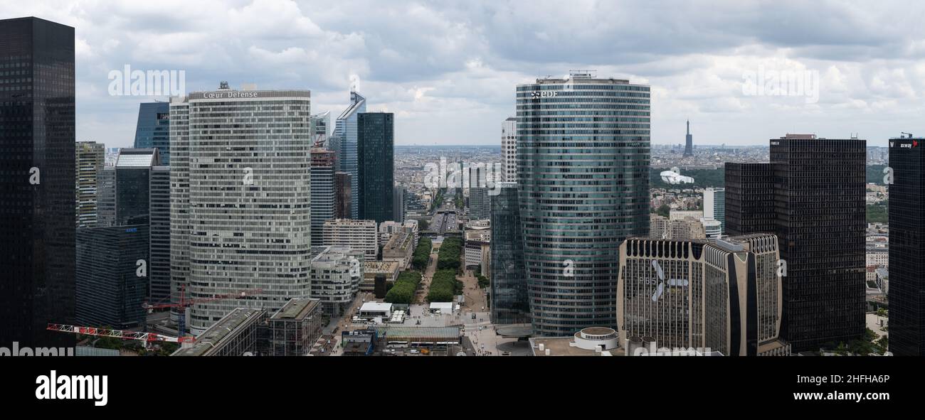 Paris, France: Centre d'affaires de la Défense vue de la Grande Arche Banque D'Images