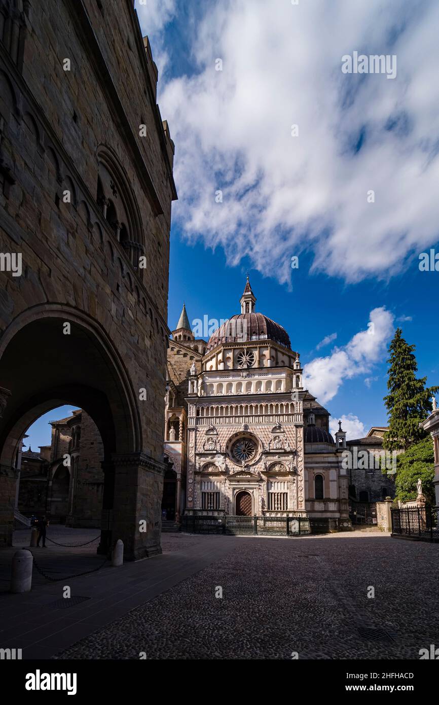 La façade de la chapelle Colleoni, qui fait partie de la basilique de Santa Maria Maggiore, est visible de l'autre côté de la Piazza Duomo.Tournez à gauche sur le Palazzo della Ragione. Banque D'Images