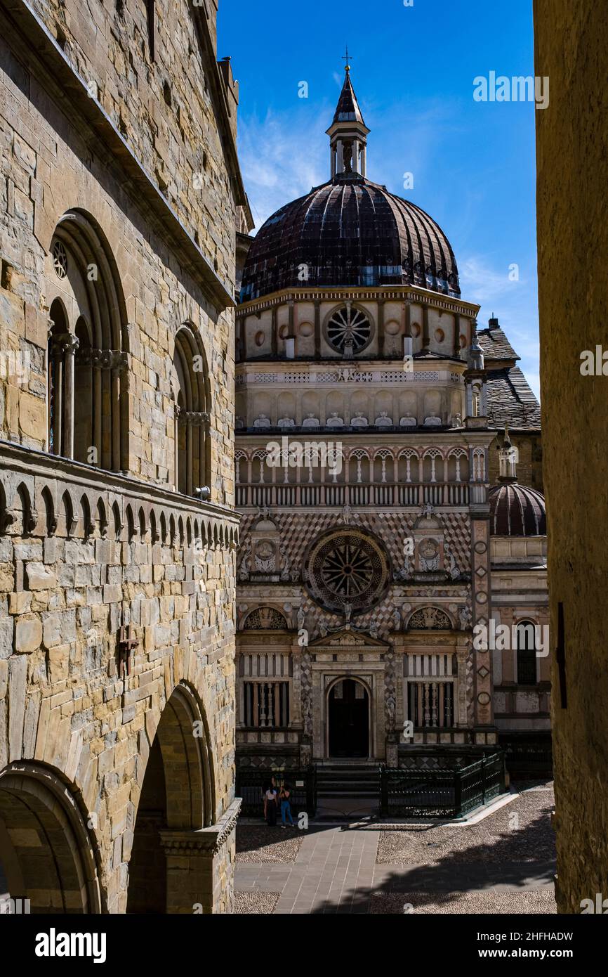 La façade de la chapelle Colleoni, qui fait partie de la basilique de Santa Maria Maggiore, est visible de l'autre côté de la Piazza Duomo.Tournez à gauche sur le Palazzo della Ragione. Banque D'Images