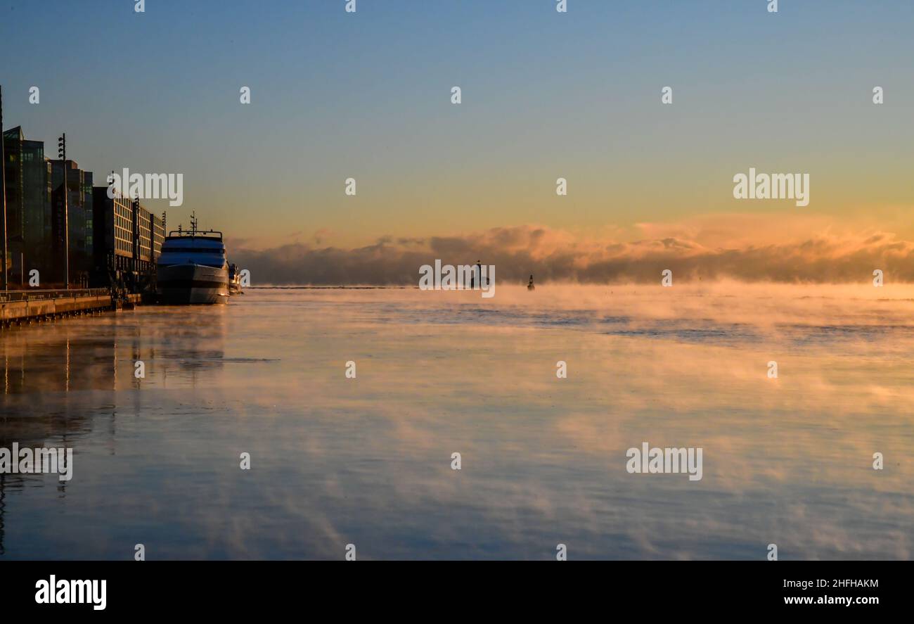 La vapeur et le brouillard proviennent du port froid en hiver au lever du soleil Banque D'Images