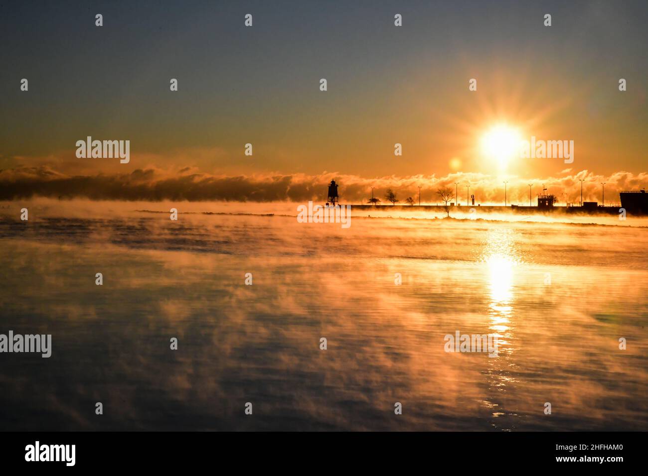 La vapeur et le brouillard proviennent du port froid en hiver au lever du soleil Banque D'Images