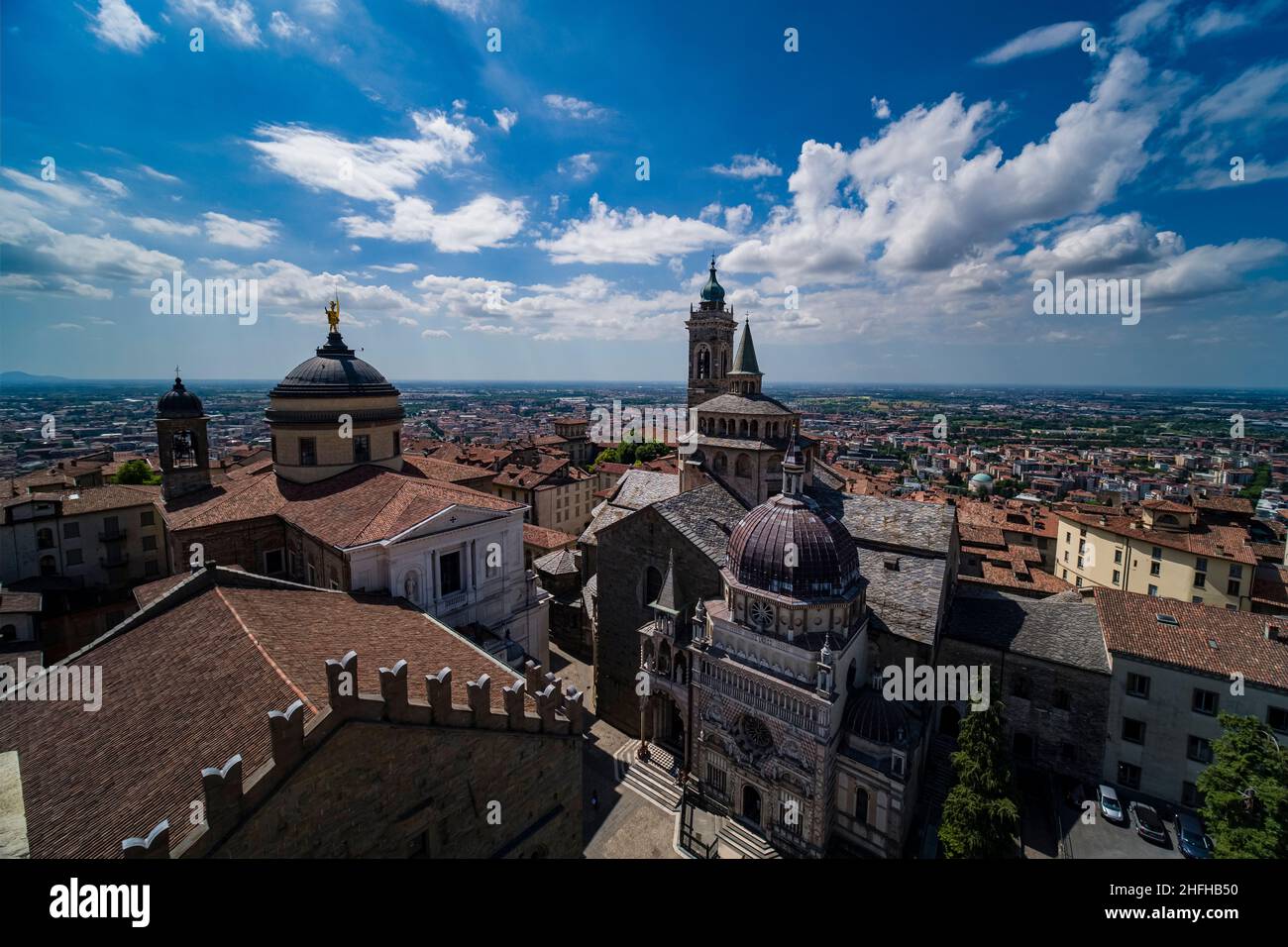 Vue panoramique depuis la tour Campanone avec les églises Basilique de Santa Maria Maggiore, la cathédrale de Bergame et la chapelle Colleoni. Banque D'Images