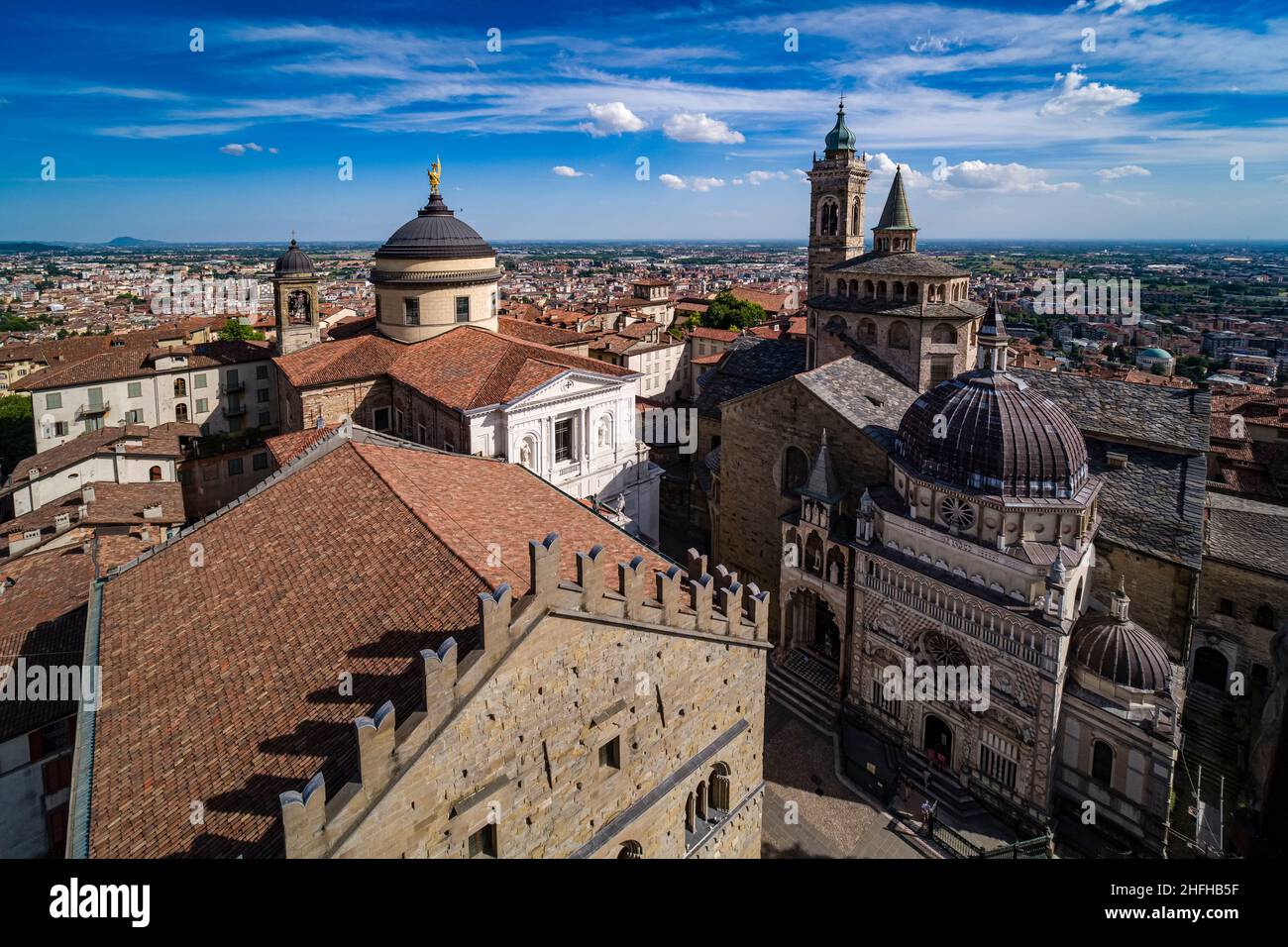 Vue panoramique depuis la tour Campanone avec les églises Basilique de Santa Maria Maggiore, la cathédrale de Bergame et la chapelle Colleoni. Banque D'Images