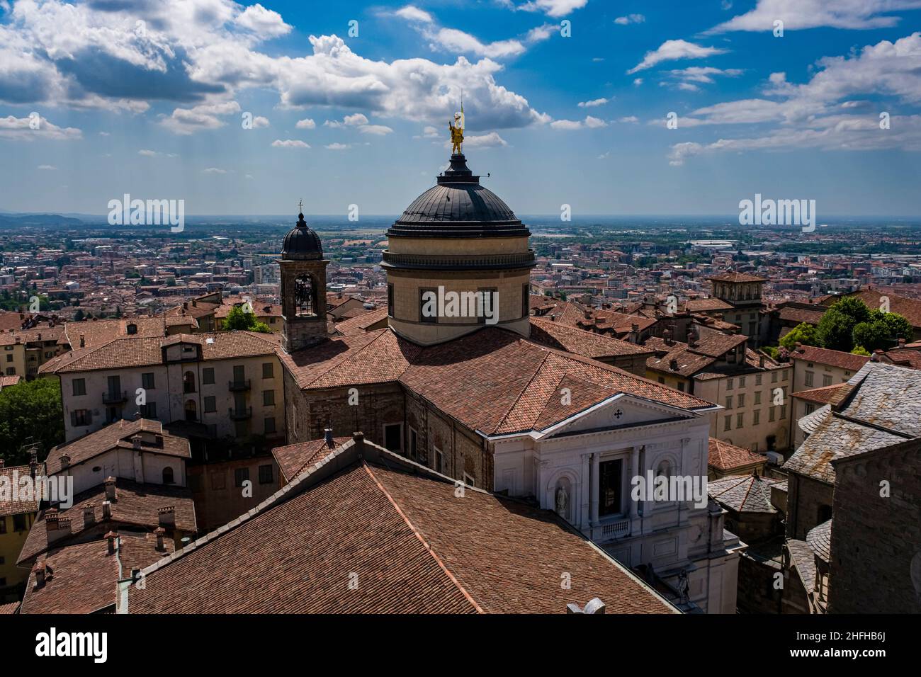 Vue panoramique depuis la tour Campanone avec l'église de la cathédrale de Bergame, Duomo di Bergame, Cattedrale di Sant'Alessandro. Banque D'Images