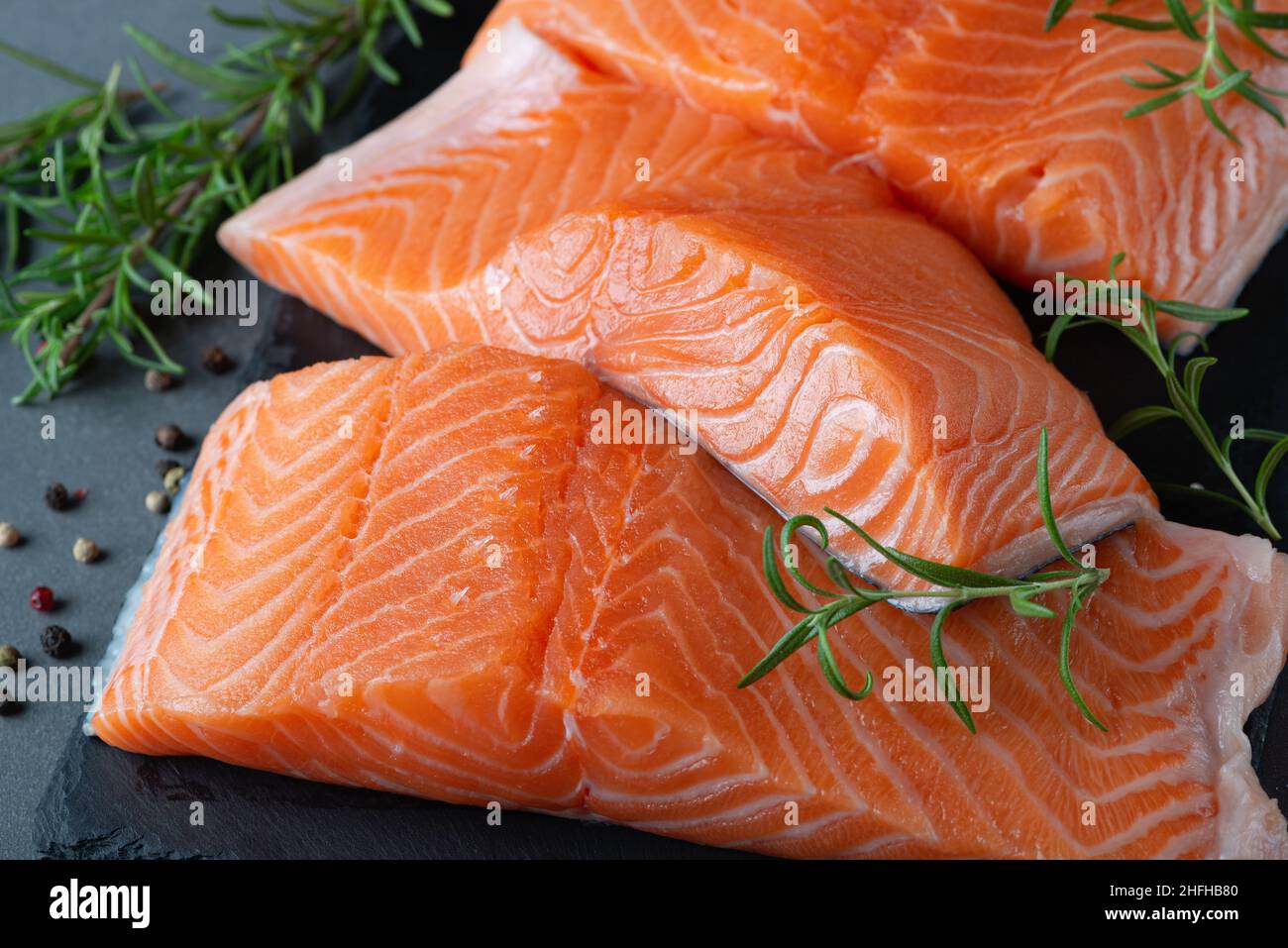 Filet de saumon cru et ingrédients pour la cuisson, assaisonnements et  herbes Photo Stock - Alamy